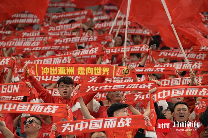 精彩瞬间回放，球迷尖叫声不断
