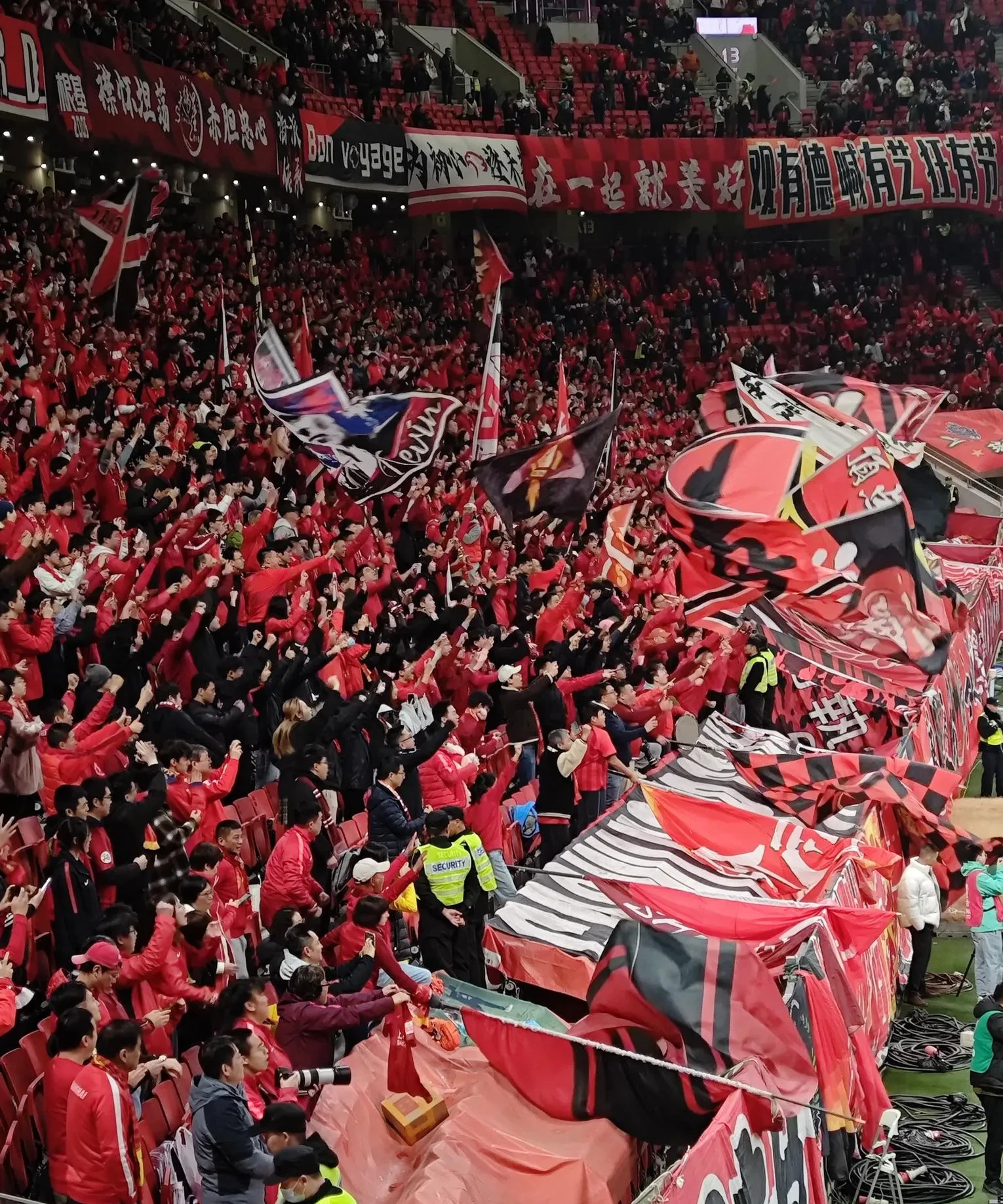 精彩瞬间回放，球迷尖叫声不断